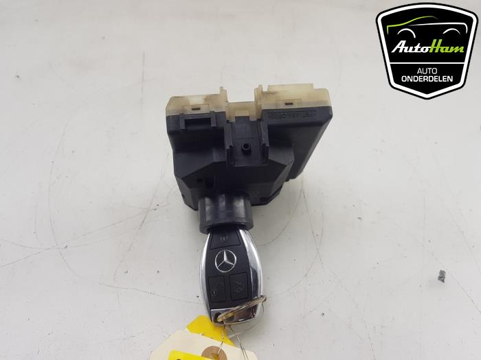 Używane Stacyjka + Kluczyk Mercedes C-Klasse AMG (W205) C-63 S,Edition 1 AMG 4.0 V8 Biturbo Cena € 100,00 Procedura marży oferowane przez AutoHam