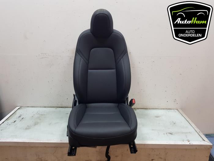 Używane Fotel prawy Tesla Model Y (5YJY) Long Range 72kWh Cena € 150,00 Procedura marży oferowane przez AutoHam