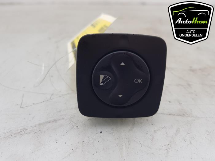 Używane Przelacznik lusterka Renault Scénic III (JZ) 2.0 16V CVT Cena € 10,00 Procedura marży oferowane przez AutoHam