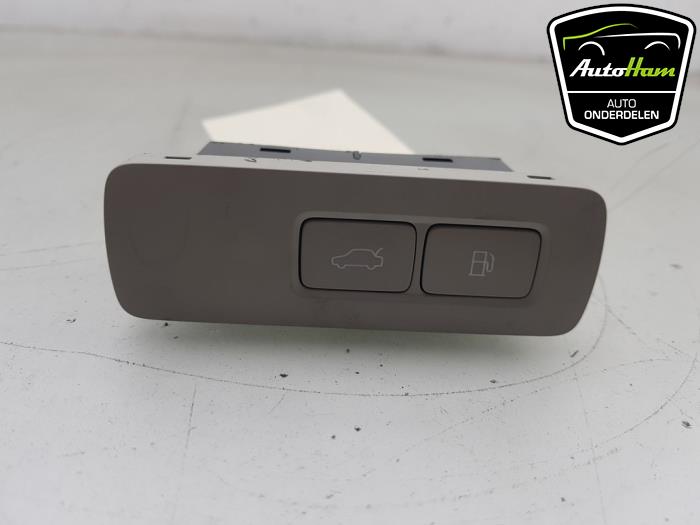 Używane Przelacznik Volvo XC60 II (UZ) 2.0 T6 16V Recharge, Twin Engine AWD Cena € 5,00 Procedura marży oferowane przez AutoHam