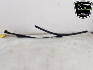 Usados Brazo delantero de limpiaparabrisas Jeep Renegade (BU) 1.4 Multi Air 16V Precio € 15,00 Norma de margen ofrecido por AutoHam