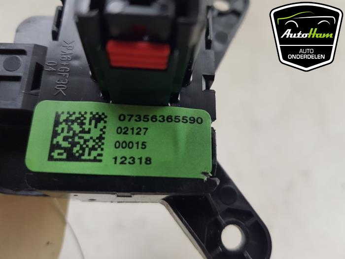 Interruptor de freno de mano de un Jeep Renegade (BU) 1.4 Multi Air 16V 2018