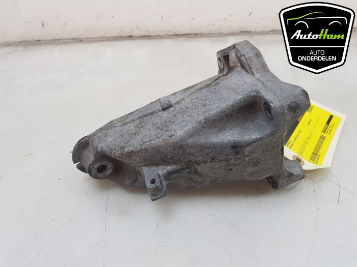 Used Engine mount Mercedes C (W205) C-350 e 2.0 16V Price € 15,00 Margin scheme offered by AutoHam