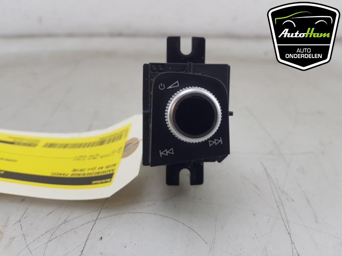 Używane Panel obslugi radia Audi A4 Avant (B9) 1.4 TFSI 16V Cena € 10,00 Procedura marży oferowane przez AutoHam