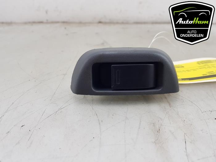 Usados Interruptor de ventanilla eléctrica Peugeot 107 1.0 12V Precio € 5,00 Norma de margen ofrecido por AutoHam