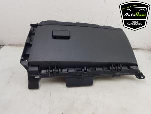 Gebrauchte Handschuhfach Toyota Yaris Cross (PB1/PJ1) 1.5 12V Hybrid 115 Preis € 30,00 Margenregelung angeboten von AutoHam