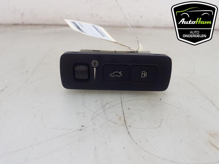Używane Przelacznik Volvo XC40 (XZ) 1.5 T5 Plug-in Hybrid 16V Cena € 10,00 Procedura marży oferowane przez AutoHam