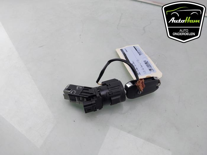 Używane Stacyjka + Kluczyk Opel Vivaro 2.0 CDTI 122 Cena € 30,25 Z VAT oferowane przez AutoHam