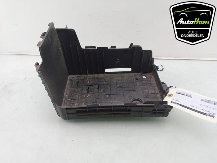 Begagnade Batterilåda Opel Crossland (X) 1.2 Turbo 12V Euro 6 Pris € 20,00 Marginaltabell erbjuds av AutoHam