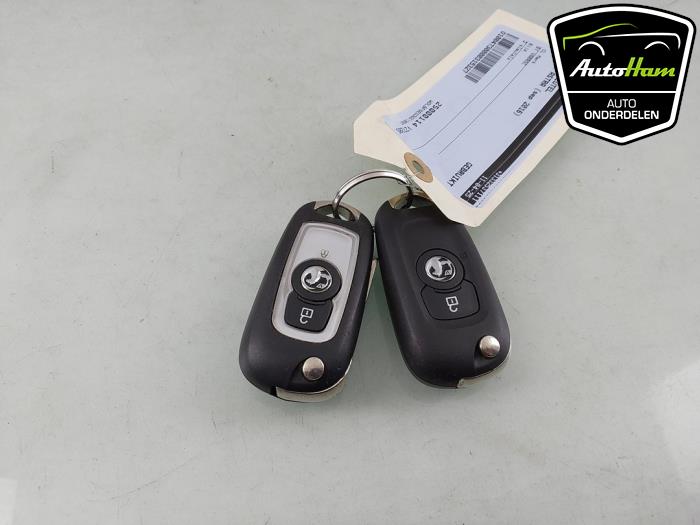 Używane Klucz Opel Astra K 1.6 CDTI 136 16V Cena € 40,00 Procedura marży oferowane przez AutoHam