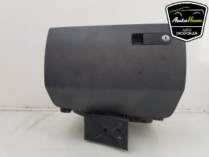 Usagé Boîte à gants Volkswagen Transporter T5 1.9 TDi Prix € 72,60 Prix TTC proposé par AutoHam