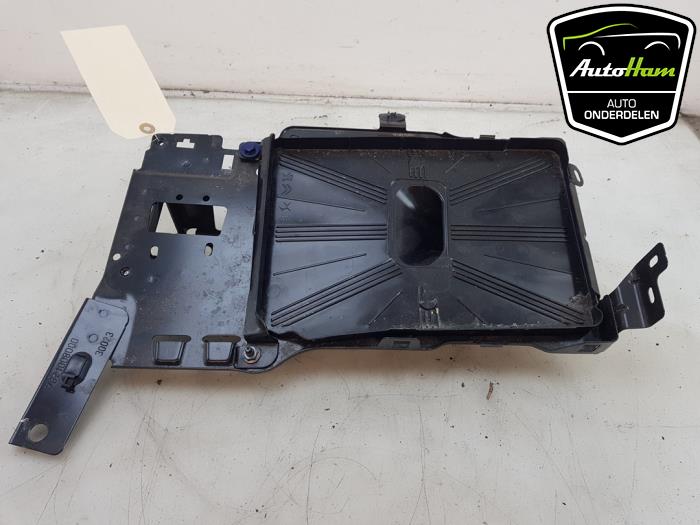 Begagnade Batterilåda Opel Combo Cargo 1.5 CDTI 100 Pris € 24,20 Inklusive moms erbjuds av AutoHam