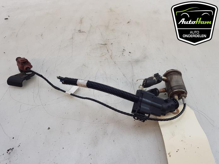 Usados Inyector Adblue Volkswagen Passat Variant (3G5) 2.0 TDI 16V 150 Precio € 100,00 Norma de margen ofrecido por AutoHam