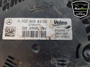 Dynamo from a Mercedes-Benz Vito (447.6) 2.0 116 CDI 16V 2022