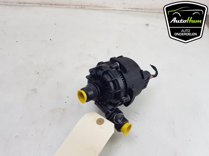 Begagnade Extra vattenpump BMW i7 (G70) eDrive50 106 kWh Pris € 125,00 Marginaltabell erbjuds av AutoHam