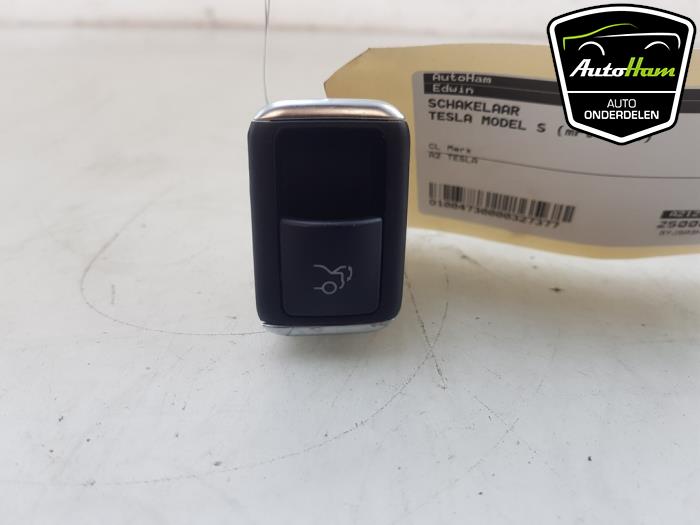 Używane Przelacznik Tesla Model S 85 Cena € 20,00 Procedura marży oferowane przez AutoHam