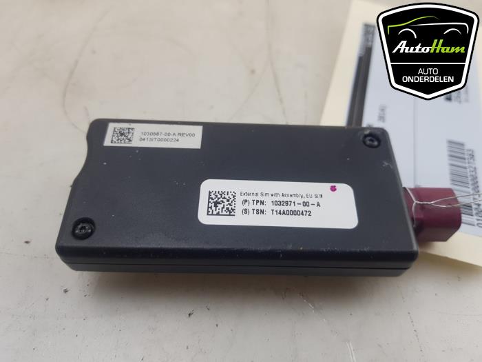 Używane Uchwyt karty SIM Tesla Model S 85 Cena € 20,00 Procedura marży oferowane przez AutoHam