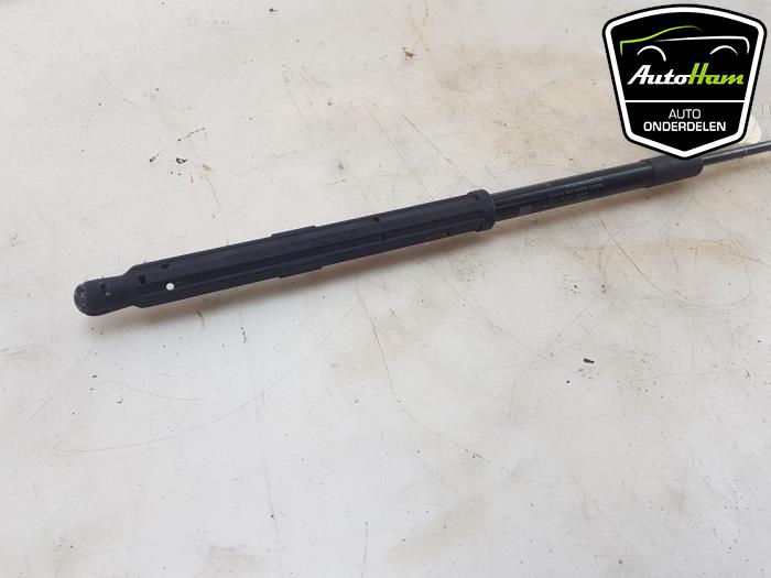 Gasfjäder, motorhuv, vänster från en Mercedes-Benz C (C205) C-220d 2.2 16V BlueTEC 2016