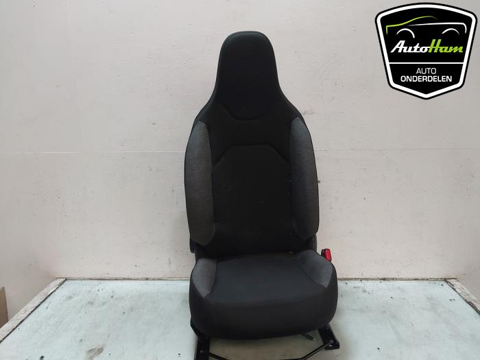 Używane Fotel prawy Toyota Aygo X 1.0 12V VVT-i Cena € 175,00 Procedura marży oferowane przez AutoHam