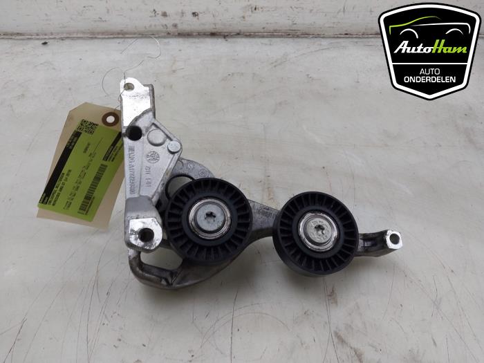 Usados Rodillo correa múltiple Mercedes AMG GT (C190) 4.0 R V8 Biturbo Precio € 50,00 Norma de margen ofrecido por AutoHam