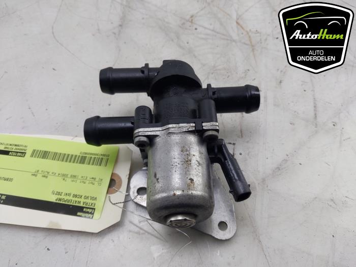Begagnade Extra vattenpump Volvo XC60 II (UZ) 2.0 T8 16V Recharge, Twin Engine AWD Pris € 10,00 Marginaltabell erbjuds av AutoHam