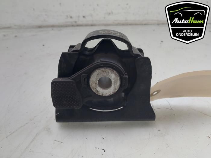 Engine mount from a Toyota RAV4 (A4) 2.5 Hybrid 16V VVT-i 4x4 2017