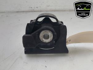 Engine mount from a Toyota RAV4 (A4) 2.5 Hybrid 16V VVT-i 4x4 2017