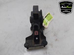 Engine mount from a Toyota RAV4 (A4) 2.5 Hybrid 16V VVT-i 4x4 2017