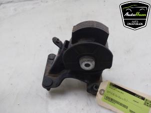 Engine mount from a Toyota RAV4 (A4) 2.5 Hybrid 16V VVT-i 4x4 2017
