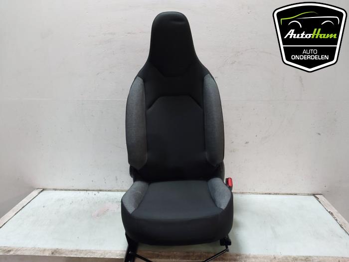 Używane Fotel prawy Toyota Aygo X 1.0 12V VVT-i Cena € 175,00 Procedura marży oferowane przez AutoHam
