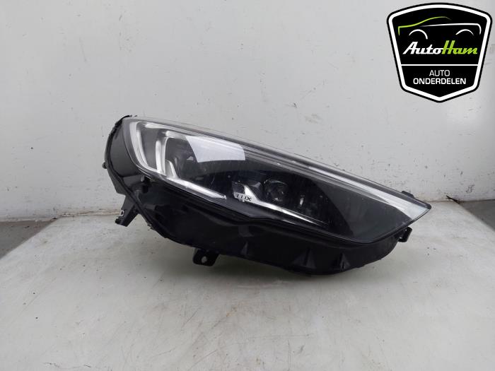 Używane Reflektor prawy Opel Insignia Sports Tourer 2.0 CDTI 16V Cena € 1.250,00 Procedura marży oferowane przez AutoHam