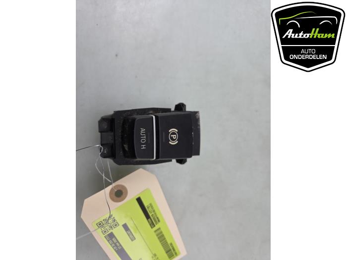 Używane Przelacznik hamulca postojowego BMW 5 serie Touring (F11) M550d xDrive 24V Cena € 30,00 Procedura marży oferowane przez AutoHam
