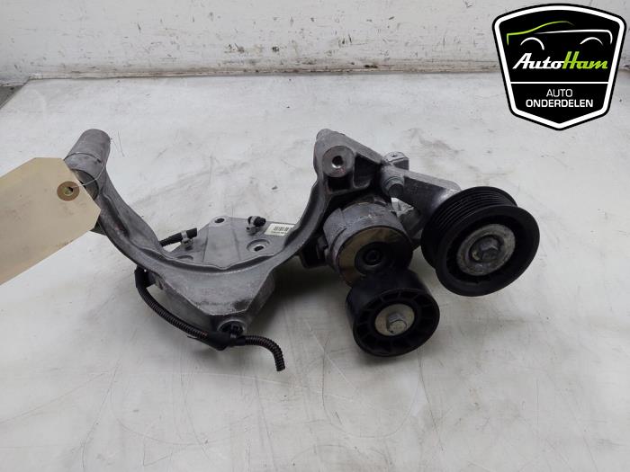 Usagé Support dynamo haut Iveco New Daily VI 33S16, 35C16, 35S16 Prix € 78,65 Prix TTC proposé par AutoHam