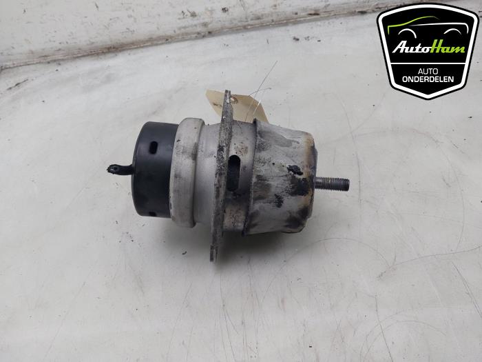 Engine mount from a Porsche Cayenne II (92A) 3.0 D V6 24V 2016