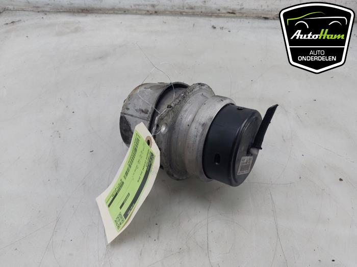 Engine mount from a Porsche Cayenne II (92A) 3.0 D V6 24V 2016