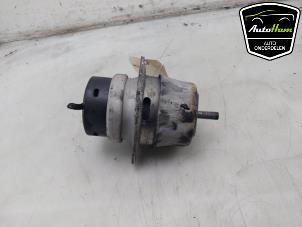 Engine mount from a Porsche Cayenne II (92A) 3.0 D V6 24V 2016