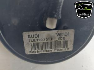 Engine mount from a Porsche Cayenne II (92A) 3.0 D V6 24V 2016