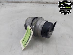 Engine mount from a Porsche Cayenne II (92A) 3.0 D V6 24V 2016