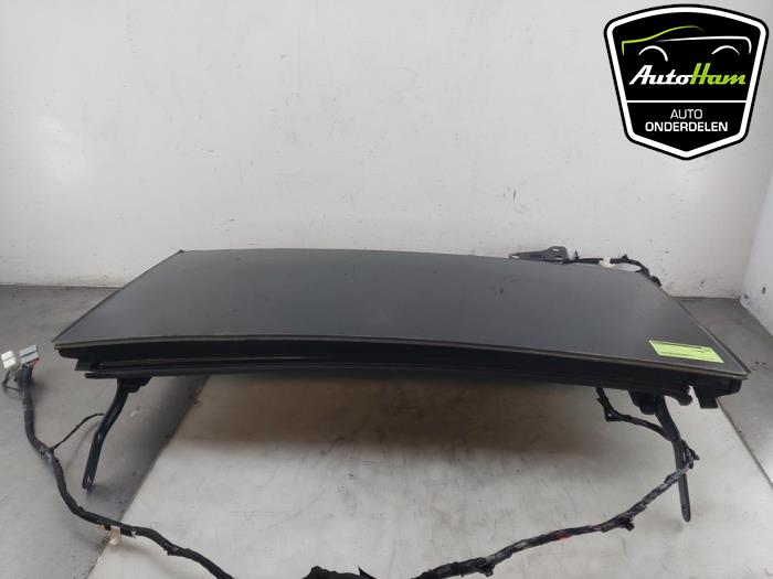 Używane Dach panoramiczny Tesla Model X 100X Cena € 750,00 Procedura marży oferowane przez AutoHam