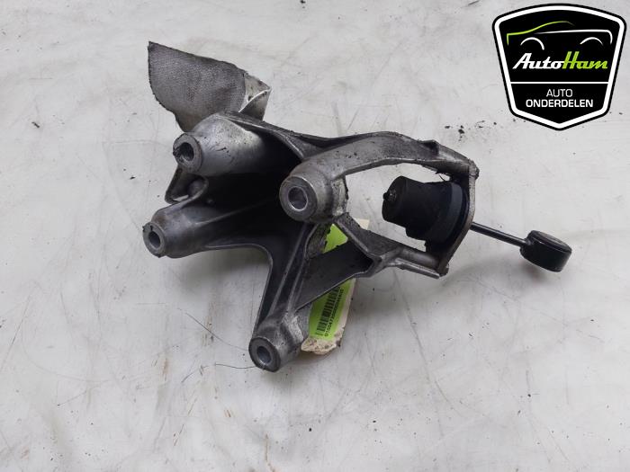 Engine mount from a Audi A6 Avant (C8) 3.0 V6 24V 50 TDI Mild Hybrid Quattro 2019