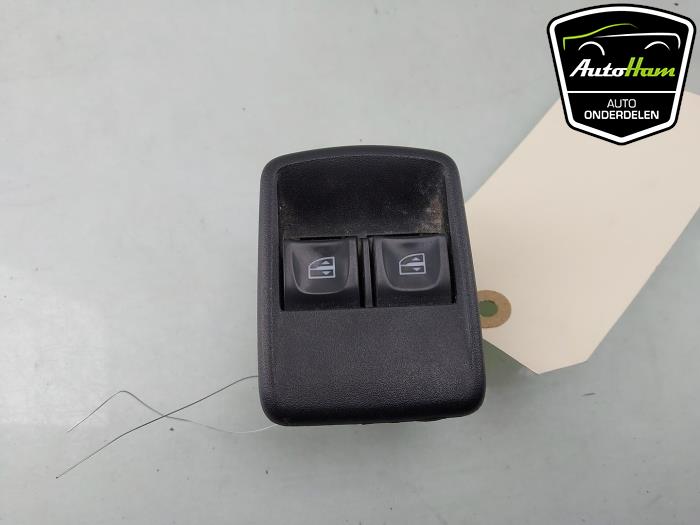 Usados Interruptor de ventanilla eléctrica Renault Trafic (1FL/2FL/3FL/4FL) 2.0 dCi 16V 120 Precio € 24,20 IVA incluido ofrecido por AutoHam