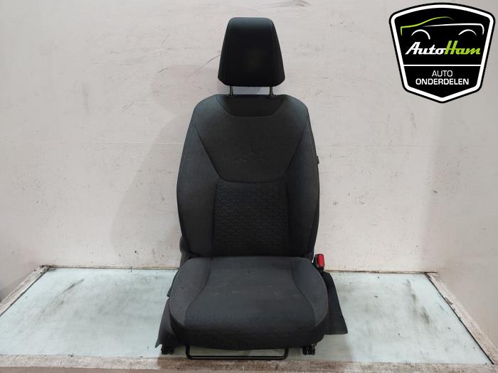 Używane Fotel prawy Toyota Yaris Cross (PB1/PJ1) 1.5 12V Hybrid 115 Cena € 175,00 Procedura marży oferowane przez AutoHam