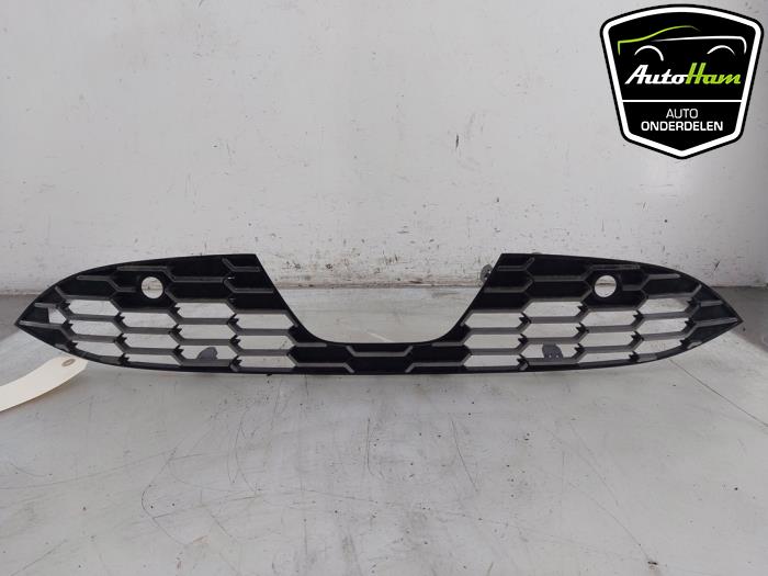 Begagnade Grill Toyota Yaris IV (P21/PA1/PH1) 1.5 12V Hybrid 115 Pris € 50,00 Marginaltabell erbjuds av AutoHam