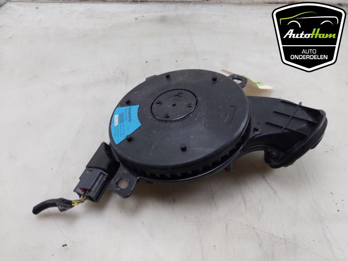 Używane Glosnik Volvo EX40 (XZ) Single Motor 70 kWh Cena € 40,00 Procedura marży oferowane przez AutoHam