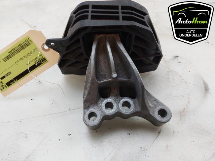 Engine mount from a Opel Corsa F (UB/UH/UP) 1.2 12V 75 2021
