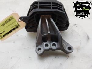 Engine mount from a Opel Corsa F (UB/UH/UP) 1.2 12V 75 2021