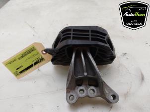 Engine mount from a Opel Corsa F (UB/UH/UP) 1.2 12V 75 2021
