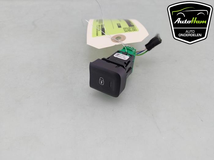 Używane Przelacznik Toyota ProAce City 1.5 D-4D 130 Cena € 6,05 Z VAT oferowane przez AutoHam