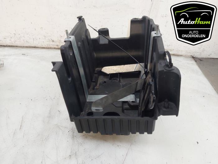 Begagnade Batterilåda Ford Fiesta 7 1.0 EcoBoost 12V Hybrid 125 Pris € 25,00 Marginaltabell erbjuds av AutoHam