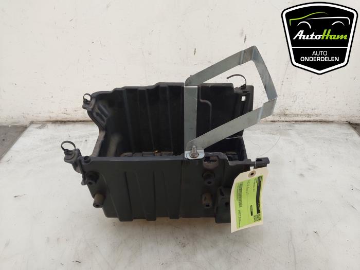 Begagnade Batterilåda Ford Fiesta 7 1.0 EcoBoost 12V 100 Pris € 20,00 Marginaltabell erbjuds av AutoHam